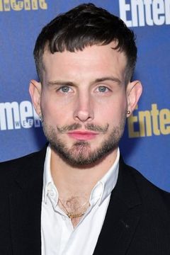 Nico Tortorella interpreta Simon Varner