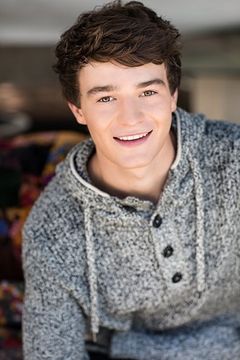 Dylan Summerall interpreta Mason