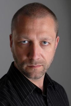 Glenn Salvage interpreta Dimitri