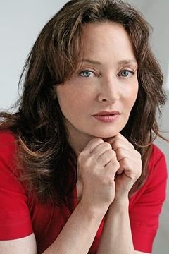 Catherine Lloyd Burns interpreta Evie