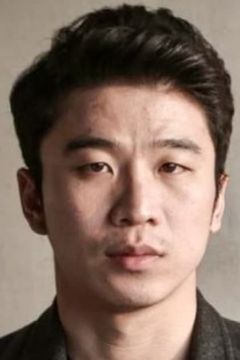 Kang Deok-joong interpreta Black