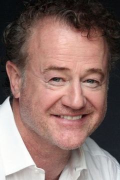 Owen Teale interpreta Peter Knox
