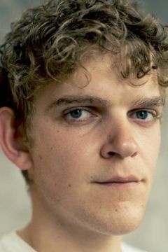 Angus Cooper interpreta Jimbo