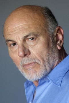 Carmen Argenziano interpreta D.A. Paul Rudolph