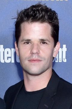 Max Carver interpreta Preston Scavo