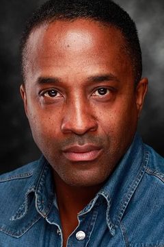 Clarence Smith interpreta James