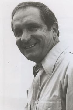 John Garwood interpreta Lt. Tompkins