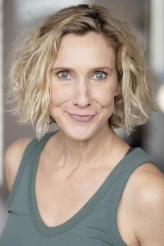 Jessica Shepherd interpreta Hotel Clerk