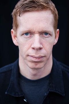 Jody Thompson interpreta Man in Crowd #1