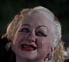 Kim McGuire interpreta Mona'Hatchet-Face' Malnorowski