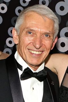 Mark Bramhall interpreta Vulcan Elder
