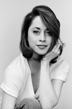Sara Esty interpreta Tat