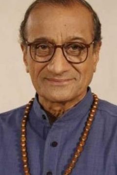 Sudhir Dalvi interpreta Police Commissioner