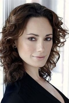 Natalie Brown interpreta Monica Johnson