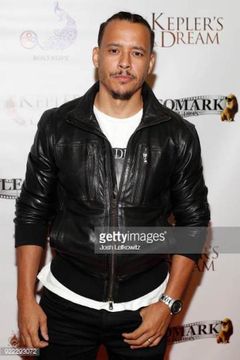 Demetrius Stear interpreta Mick