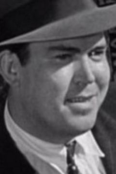 Adrian Morris interpreta Carpetbagger Orator (uncredited)