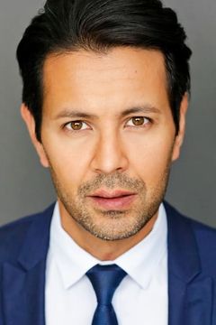 Julian Graham interpreta Marco