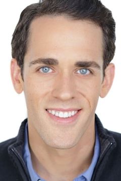 Jason Liles interpreta George