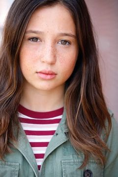 Lucia Ryan interpreta Orphan Girl #1 / Sophie Understudy