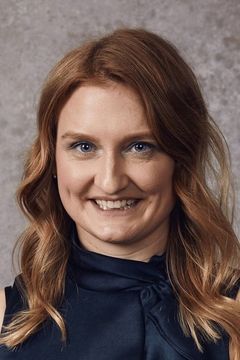 Emily Morgan interpreta Mary