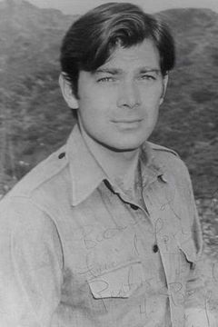 Tom Simcox interpreta Lt. Johnson