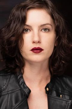Haley Leary interpreta Val