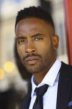 Stanley White Jr. interpreta Doorman