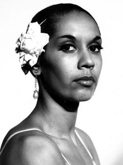 Carmen De Lavallade interpreta Clarissa's Neighbor
