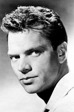 Keith Andes interpreta Marvin Bates