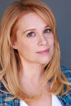 Chase Masterson interpreta Giggling Court Lady
