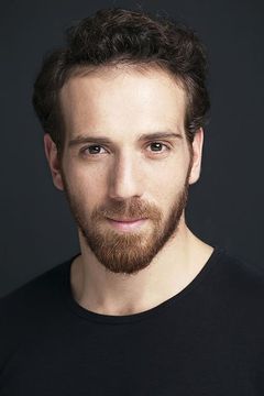 Emre Yetim interpreta Lieutenant Willy