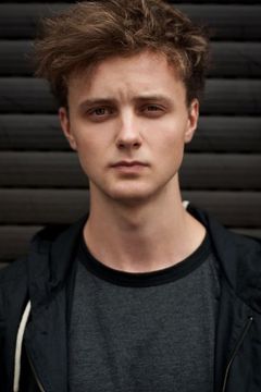 David Nolden interpreta Luke Irwing
