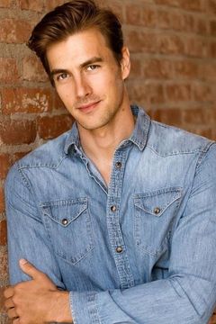 Norbi Novak interpreta Elliot Murdoch