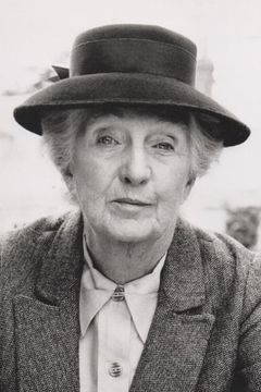 Joan Hickson interpreta Mrs. Kidder