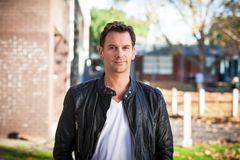 Scott Major interpreta Welfare Officer