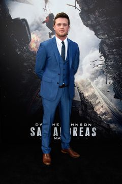 Hugo Johnstone-Burt interpreta Hugh Collins