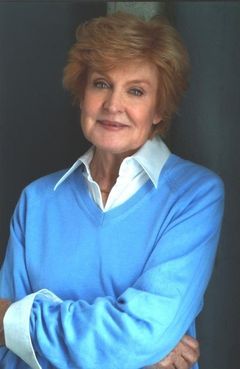 Betty McGuire interpreta Nurse