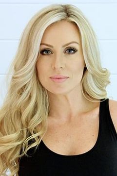 Kandis Hargrave interpreta Dept. Store Female Zombie (uncredited)