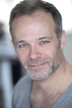 Brontis Jodorowsky interpreta Nicolas Flamel