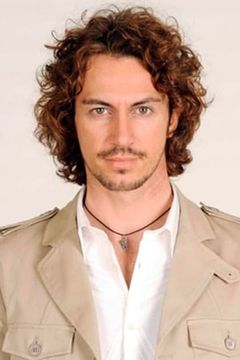 Riccardo Sardonè interpreta Marcello Santi