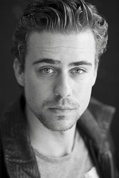 Beau Schneider interpreta Simon Floret Meesterspion