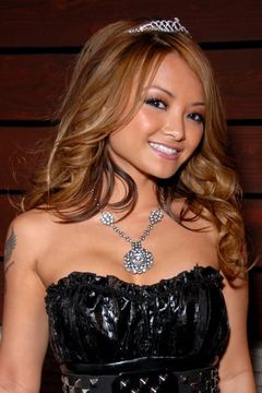 Tila Tequila interpreta Hooters Girl