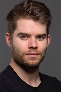 Ethan Taylor interpreta Casey Reynolds