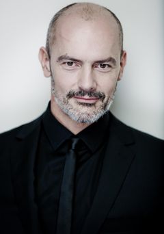 Jérôme Pradon interpreta Louvre Conservationist
