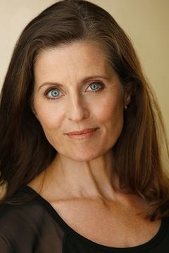 Jennifer Hetrick interpreta Sarah (uncredited)