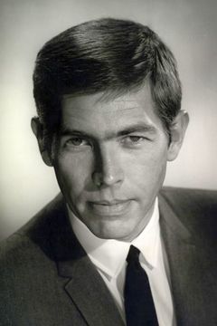 James Coburn interpreta Luke Matthews