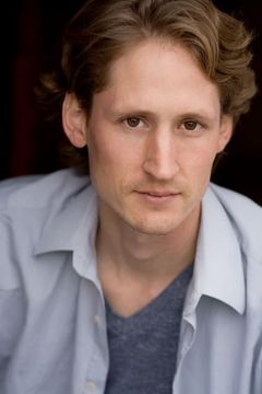 Nicholas X. Parsons interpreta Guy in Crowd