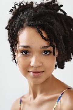 Aisha Dee interpreta Beth Kingston