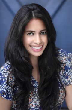 Karen Valero interpreta Student (uncredited)