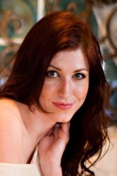 Kimberly Battista interpreta Bikini Girl